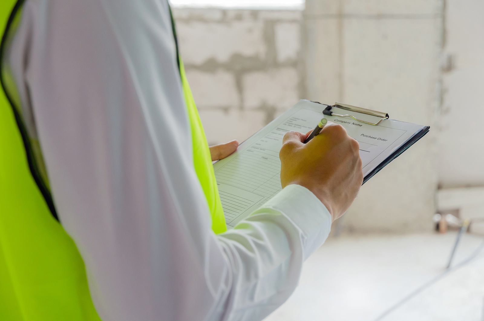 Eine Person geht eine Checkliste für Arbeitssicherheit durch